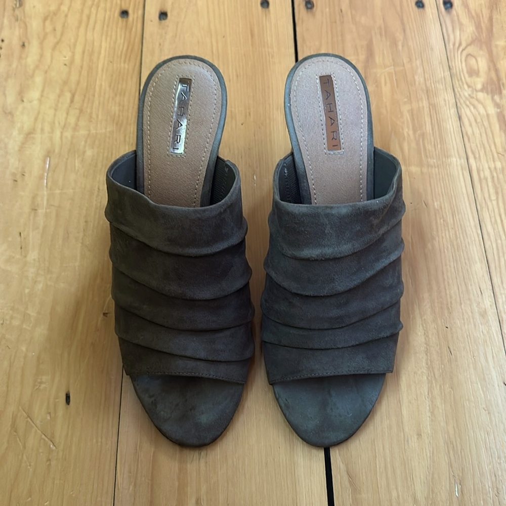 Olive open-toed Tahari chunky heel